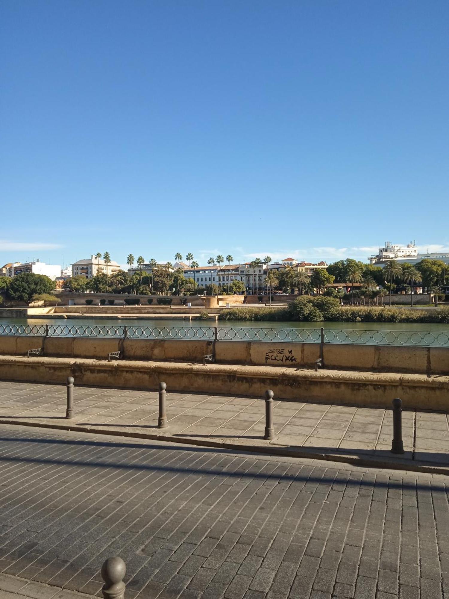 Boho Chic River Side Apartment Seville Exterior photo
